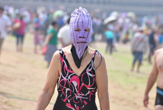 2013年7月3日，山東青島青島高溫來襲，“青島大媽”不懼滸苔，戴著“強(qiáng)盜面具”出現(xiàn)在海水浴場消暑降