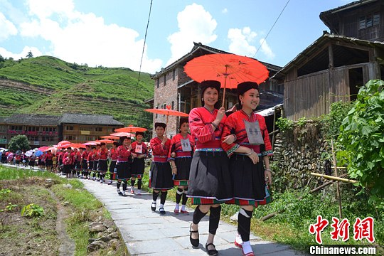 圖為新娘身著瑤族盛裝在伴娘和親友的陪伴下“出嫁”。中新社發(fā) 韋吉陽 攝