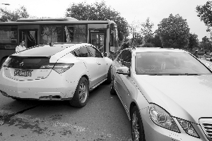 謳歌先撞奔馳后撞公交車(chē) 謳歌先撞奔馳后撞公交車(chē)