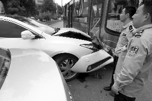 謳歌的車(chē)頭損傷嚴(yán)重 謳歌的車(chē)頭損傷嚴(yán)重