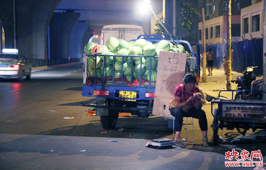 深夜鄭州街頭的瓜農(nóng) 深夜鄭州街頭的瓜農(nóng)