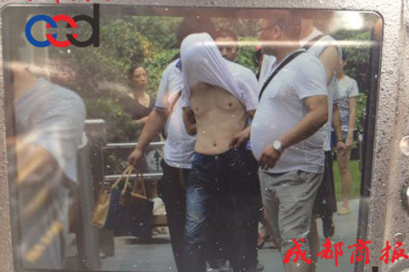 圖為事發(fā)現(xiàn)場(chǎng)，嫌疑人被警方控制。