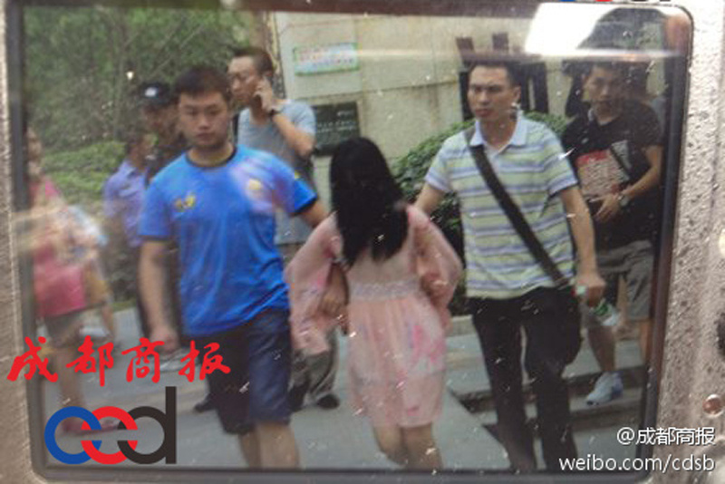 圖為事發(fā)現(xiàn)場(chǎng)，嫌疑人被警方控制。