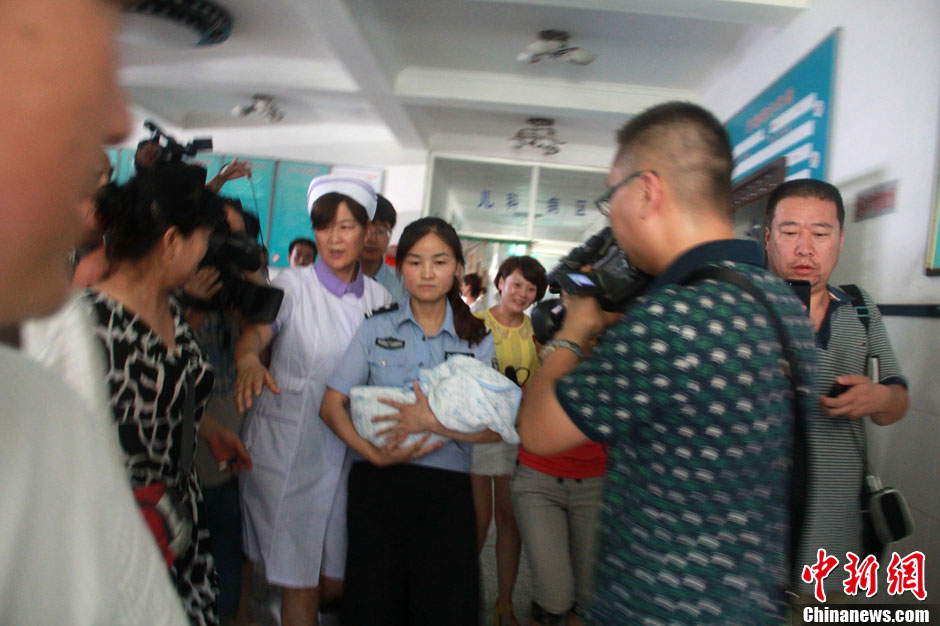 圖為當(dāng)?shù)孛窬瘧驯Й@救嬰兒進(jìn)入富平婦幼保健院。張一辰 攝