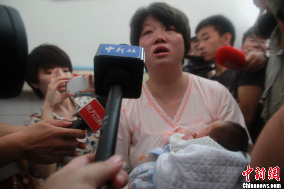 圖為獲救嬰兒母親接受中新社記者采訪。張一辰 攝