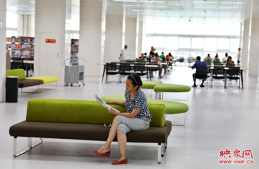 早上十點左右，已經(jīng)有不少讀者來管內(nèi)看書了。