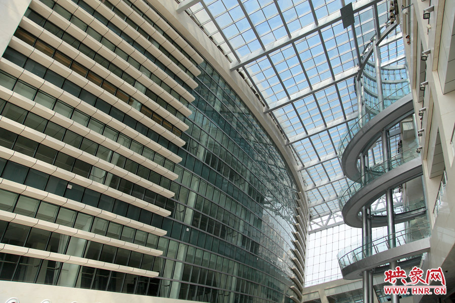 “全景天窗”帶來充足的自然光。