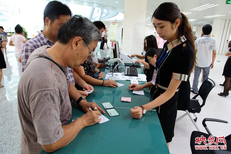 辦理借書卡很便捷，只需要身份證和一百元押金就可以。