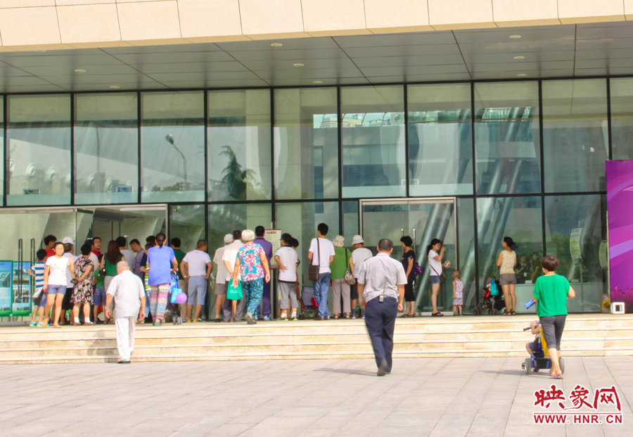 開館時間還沒到，門口已經(jīng)有不少等待的讀者