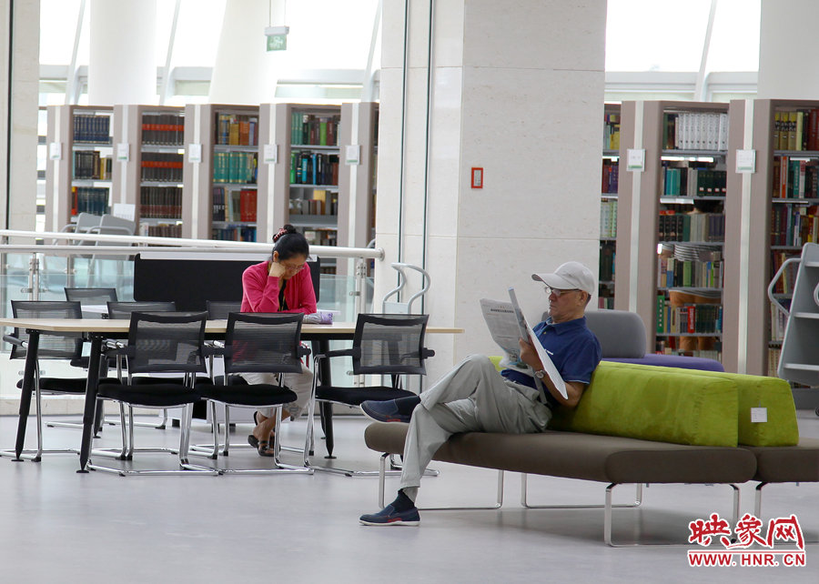 閱讀區(qū)有沙發(fā)，有桌椅，讓讀者有了更多的選擇。