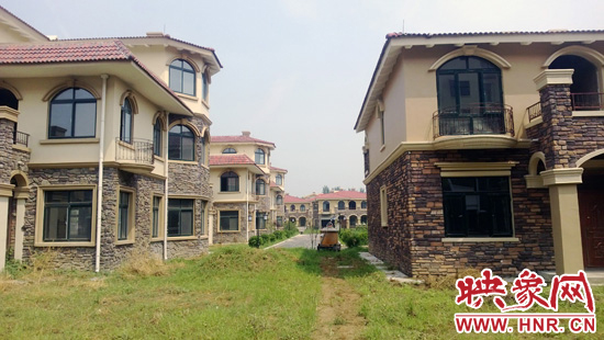 圖為別墅群內(nèi)正在進(jìn)行最后的鋪路、綠化