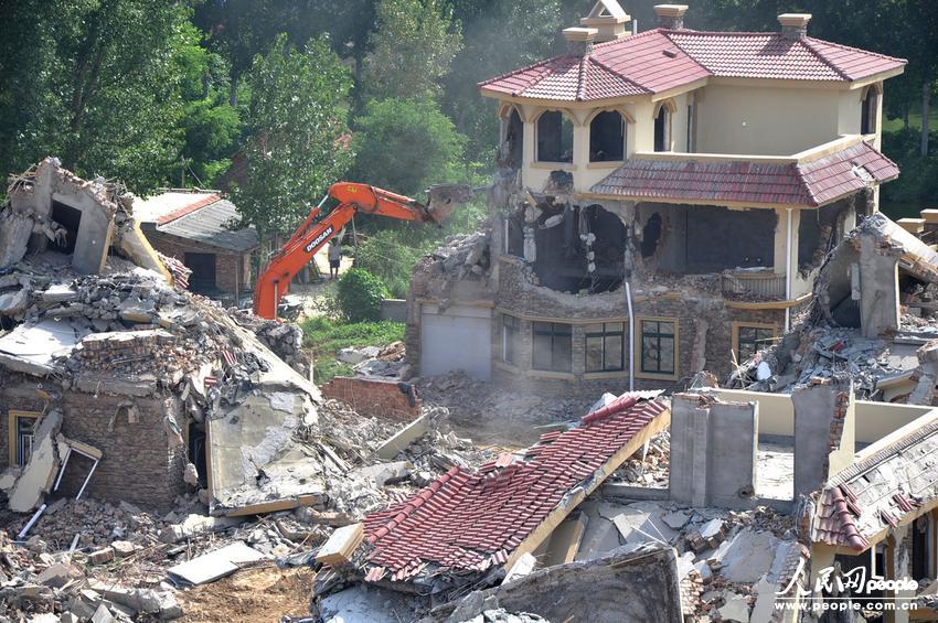 2013年8月18日，在黃河南岸鄭州市惠濟(jì)區(qū)花園口鎮(zhèn)申莊村，違規(guī)修建的別墅正在被拆除。張濤/東方IC
