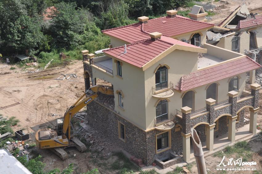 2013年8月18日，在黃河南岸鄭州市惠濟(jì)區(qū)花園口鎮(zhèn)申莊村，違規(guī)修建的別墅正在被拆除。張濤/東方IC