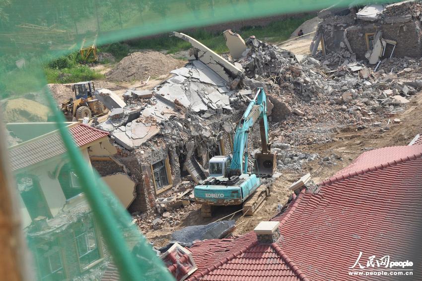 2013年8月18日，在黃河南岸鄭州市惠濟(jì)區(qū)花園口鎮(zhèn)申莊村，違規(guī)修建的別墅正在被拆除。張濤/東方IC