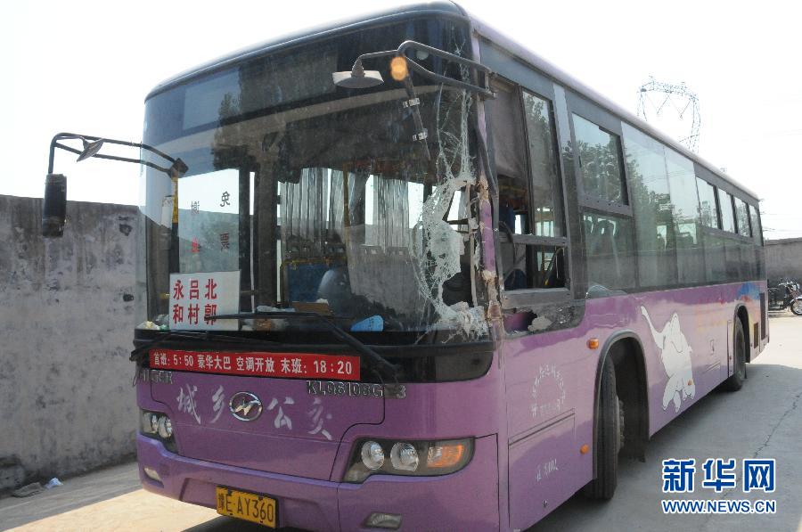 事發(fā)公交車左前方的擋風玻璃破了一個大洞（8月20日攝）。