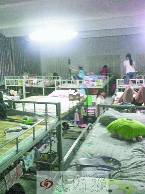 住在電教室里的女生們，擁擠不堪。