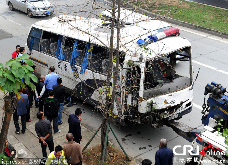 嫌疑人盜四川監(jiān)獄警用大巴 高速路瘋狂逃竄被抓獲 嫌疑人盜四川監(jiān)獄警用大巴 高速路瘋狂逃竄被抓獲