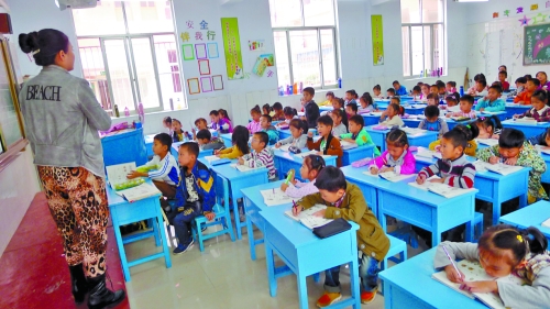 有的課桌直抵講臺(tái)，學(xué)生眼睛離黑板非常近。