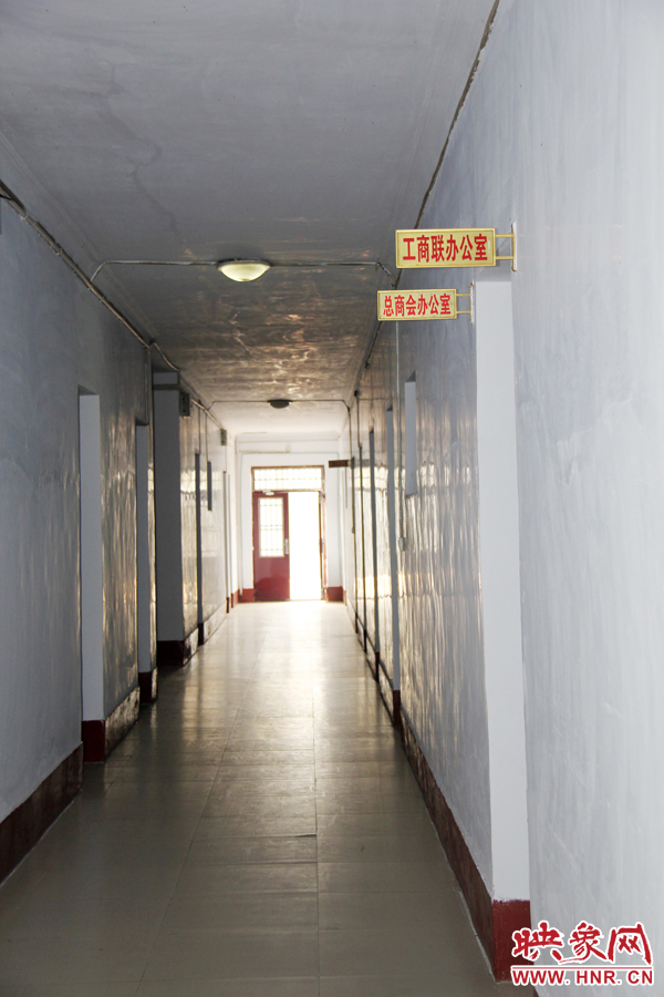 在縣委大院內,分布著很多機關單位。