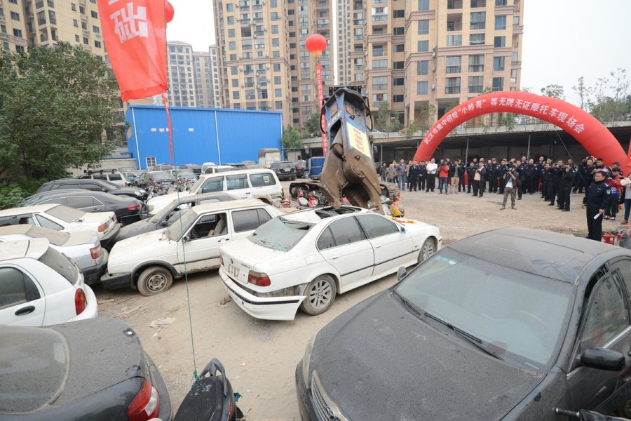 官方銷(xiāo)毀無(wú)牌無(wú)證套牌豪車(chē)