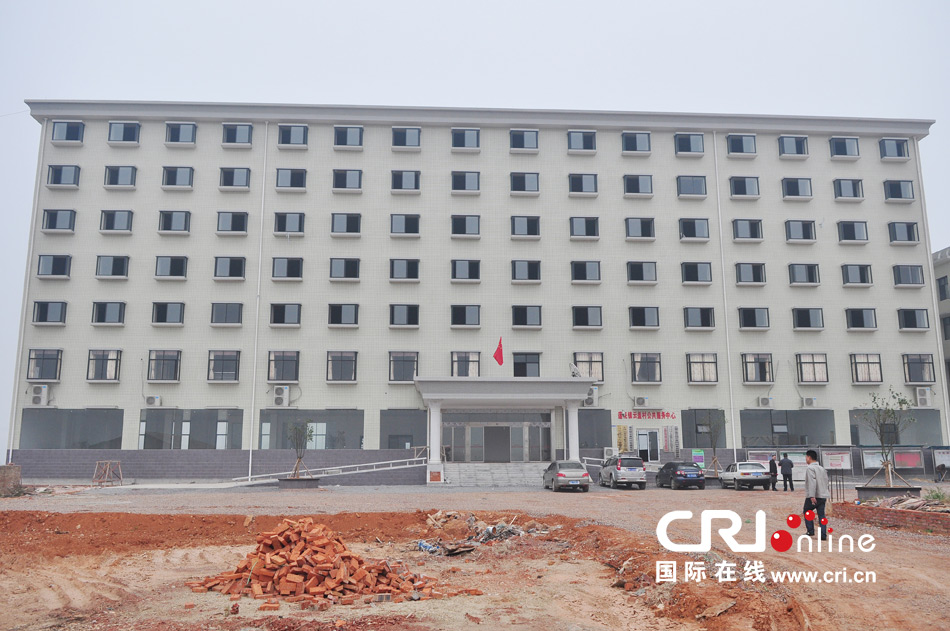 2013年10月21日，長沙云蓋村欠債千萬新建的豪華村部樓。