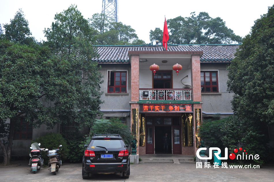 　2013年10月21日，這是蓮花鎮(zhèn)人民政府的辦公樓，和蓮花鎮(zhèn)云蓋村的辦公樓相比，寒酸不少。