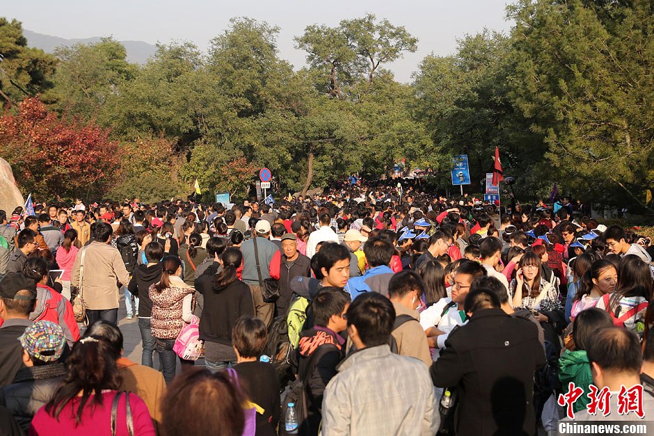 　10月26日，北京香山公園內(nèi)游客摩肩接踵。