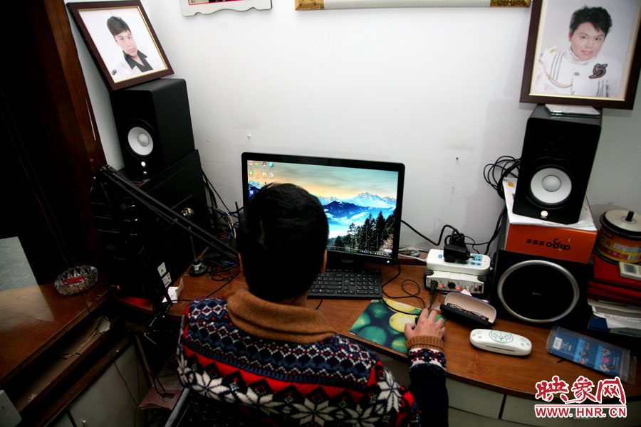 這張小小的工作臺(tái)就是海龍的一片小天地，他可以在這里練歌，也可在這里回味他的過(guò)去