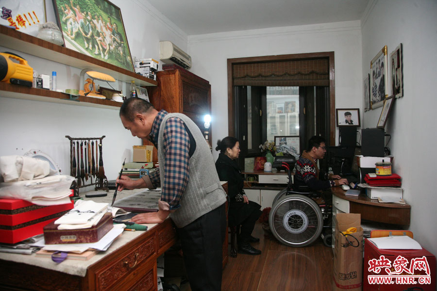 小小的書(shū)房里，爺孫三人在坐著各自的事情，姥爺在練書(shū)法，姥姥在旁專心的看著海龍，海龍?jiān)诒M情的歌唱