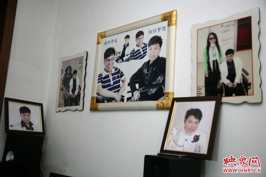 海龍的房間內(nèi)掛滿了這些年他走過(guò)的路程。