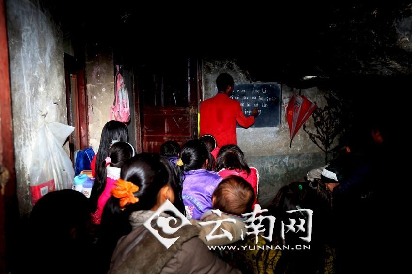 由于受到當(dāng)?shù)厝似缫?，大鍋圈的孩子們沒有外出求學(xué)的機會，只能在這樣的簡易房里學(xué)習(xí)