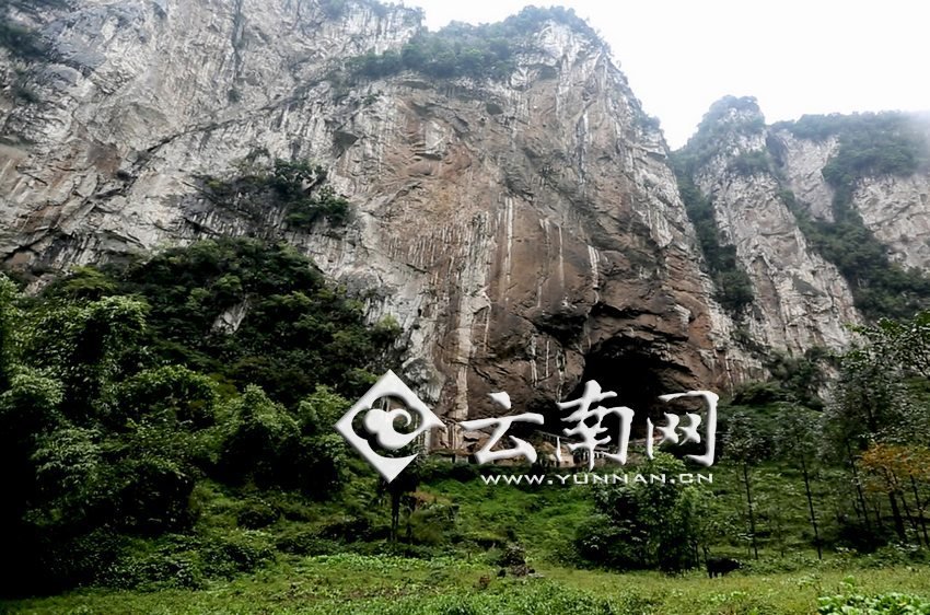 大鍋圈小學(xué)就建在這樣一個懸崖絕壁邊上。