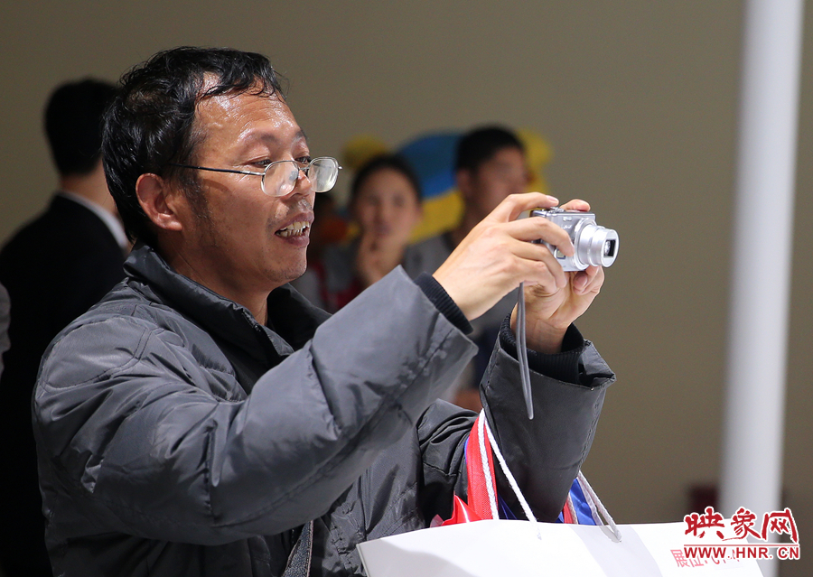 美麗的車模吸引了參觀者不停按動(dòng)快門(mén)