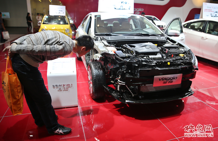 一位參觀者駐足細(xì)看