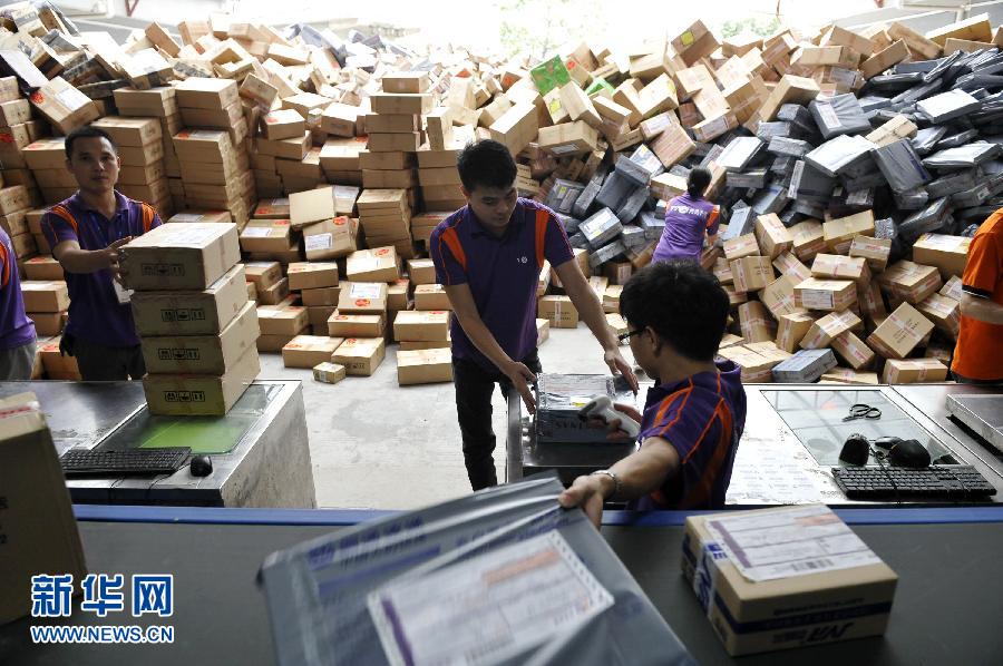 11月11日，在圓通公司廣州一處分揀站，工作人員加緊掃描快件。