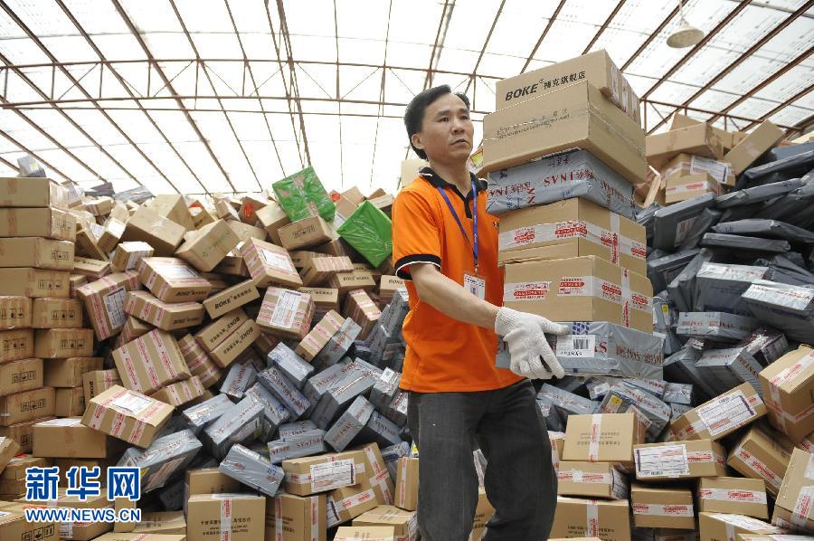 　11月11日，在圓通公司廣州一處分揀站，工作人員加緊處理堆積如山的快件。