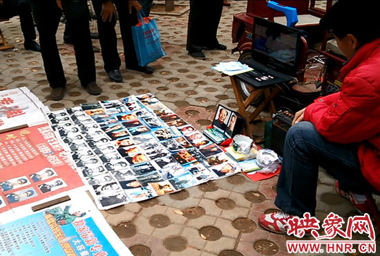 這位攤主自稱“掌握很多國家領(lǐng)導(dǎo)人的獨家機(jī)密”