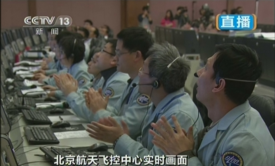 嫦娥三號平穩(wěn)落月 中國首次地外天體軟著陸成功 嫦娥三號平穩(wěn)落月 中國首次地外天體軟著陸成功