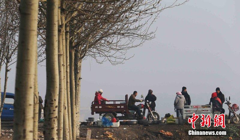 圖為12月1日，104國道靜海縣城附近，104國道靜海縣城附近，高速旁邊形成的黑市。田寶希 攝 圖片