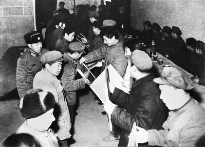 1985年4月6日,時任中共正定縣委書記習近平在全縣首季開門紅表彰大會上頒獎。