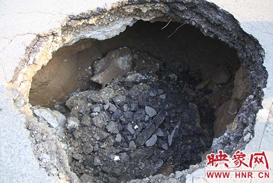 坑口直徑約兩米，路面下形成中空的大坑，約有15平方米。