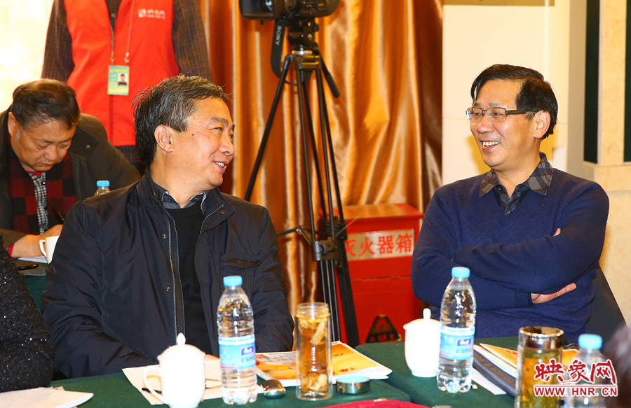 政協(xié)小組會議上政協(xié)委員們熱烈討論