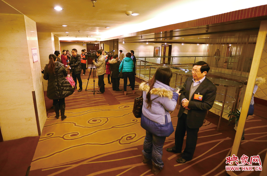 會議間隙，樓道成為記者采訪的主戰(zhàn)場