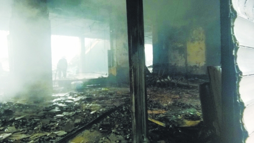 3.營(yíng)業(yè)大廳棚頂坍塌，貨物成灰。