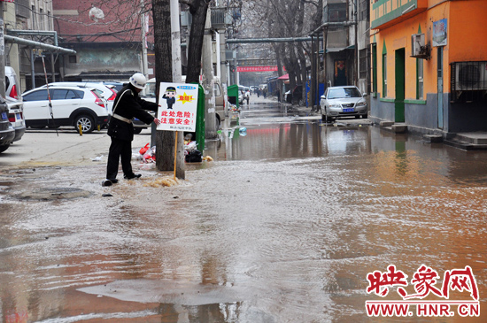 巡防隊員到了現(xiàn)場后，設(shè)置了警示牌，并勸阻小朋友進入水中