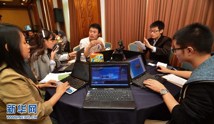 　3月10日，在馬來西亞吉隆坡，新華社吉隆坡分社記者在處理新聞。