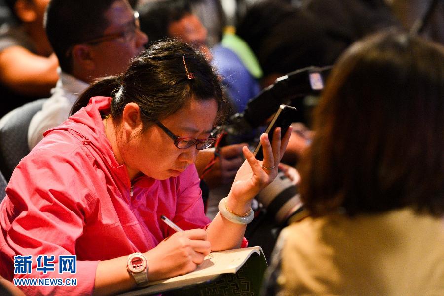 3月10日，在馬來西亞吉隆坡，一名媒體記者在新聞發(fā)布會上做記錄。