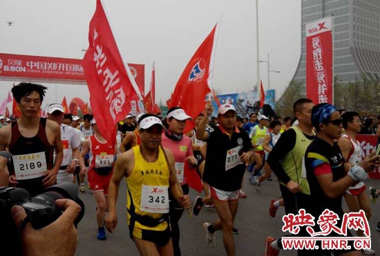 目前在鄭開大道上，一場角逐正在展開。