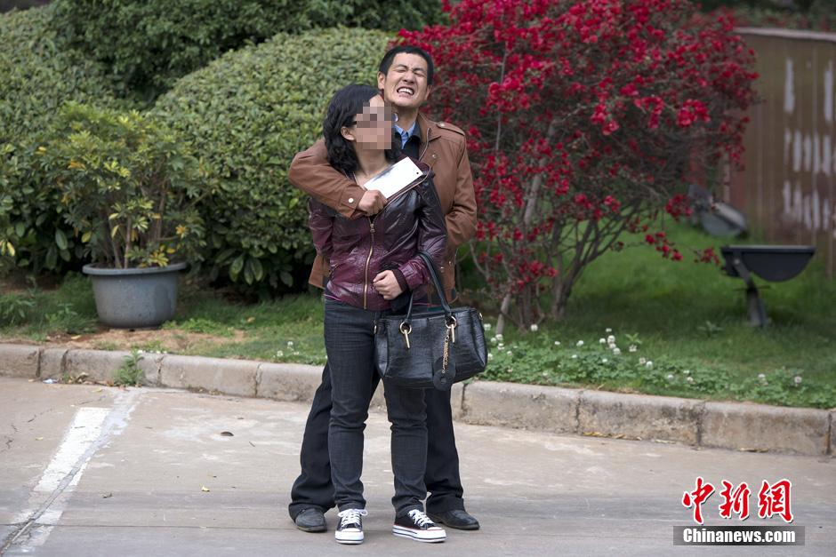 4月8日，劫持者與警方對(duì)峙。