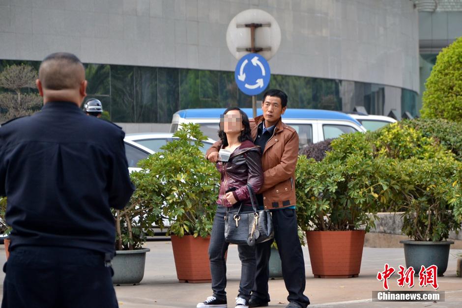 圖為劫持者與警方談判中。